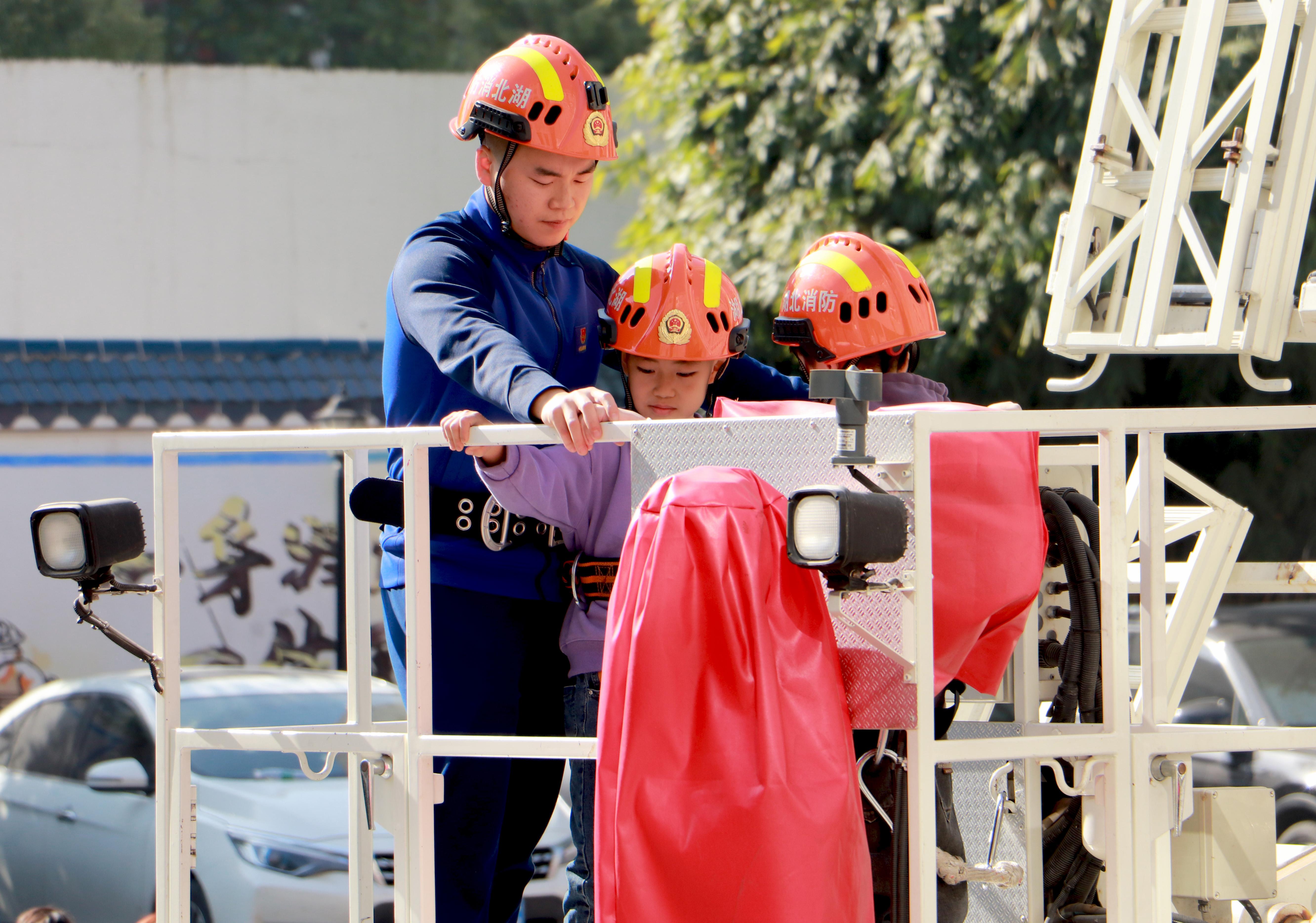 大手拉小手消防进家庭征文_小手拉大手消防进家庭_小手拉大手消防进万家视频