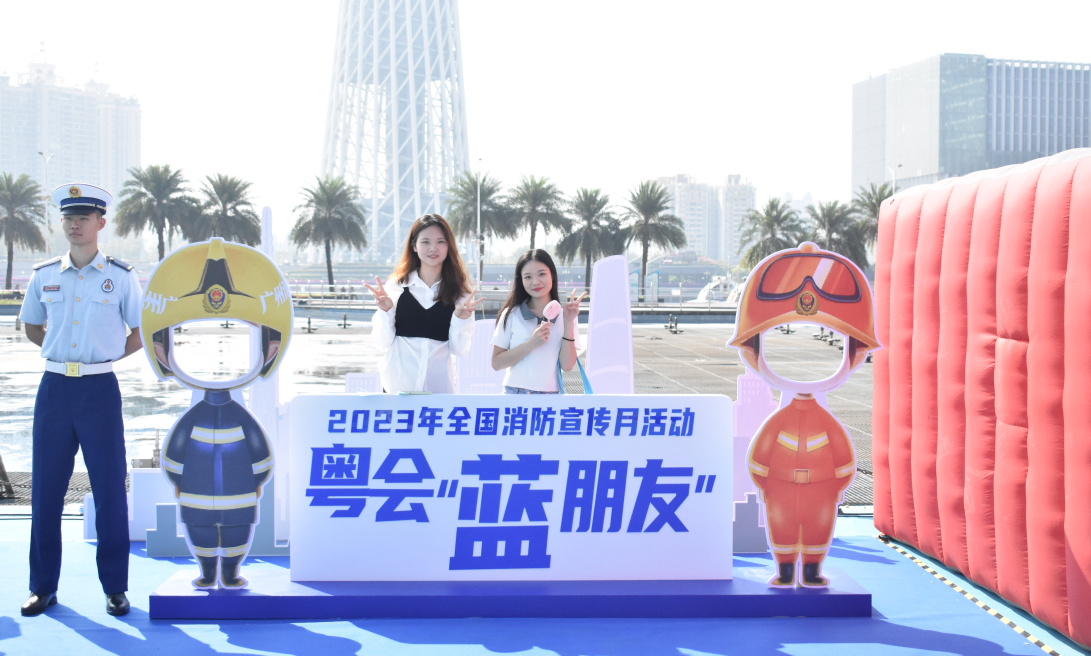 群众在打卡区合影留念.png