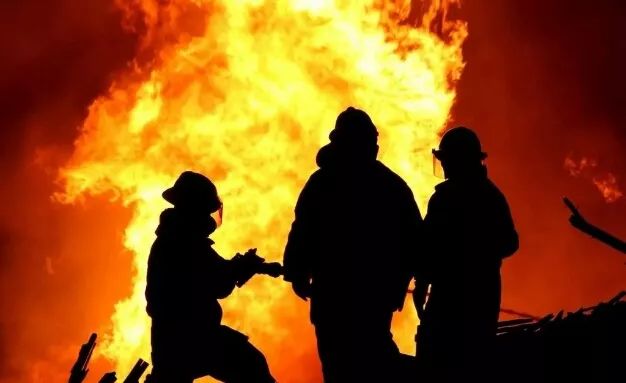 天津爆炸视频消防兵_天津爆炸案消防员视频_天津大爆炸消防战士