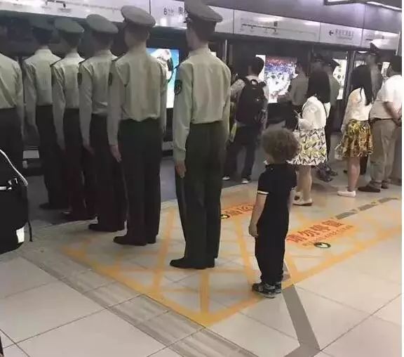 天津大爆炸消防战士_天津爆炸视频消防兵_天津大爆炸消防员哭泣的视频