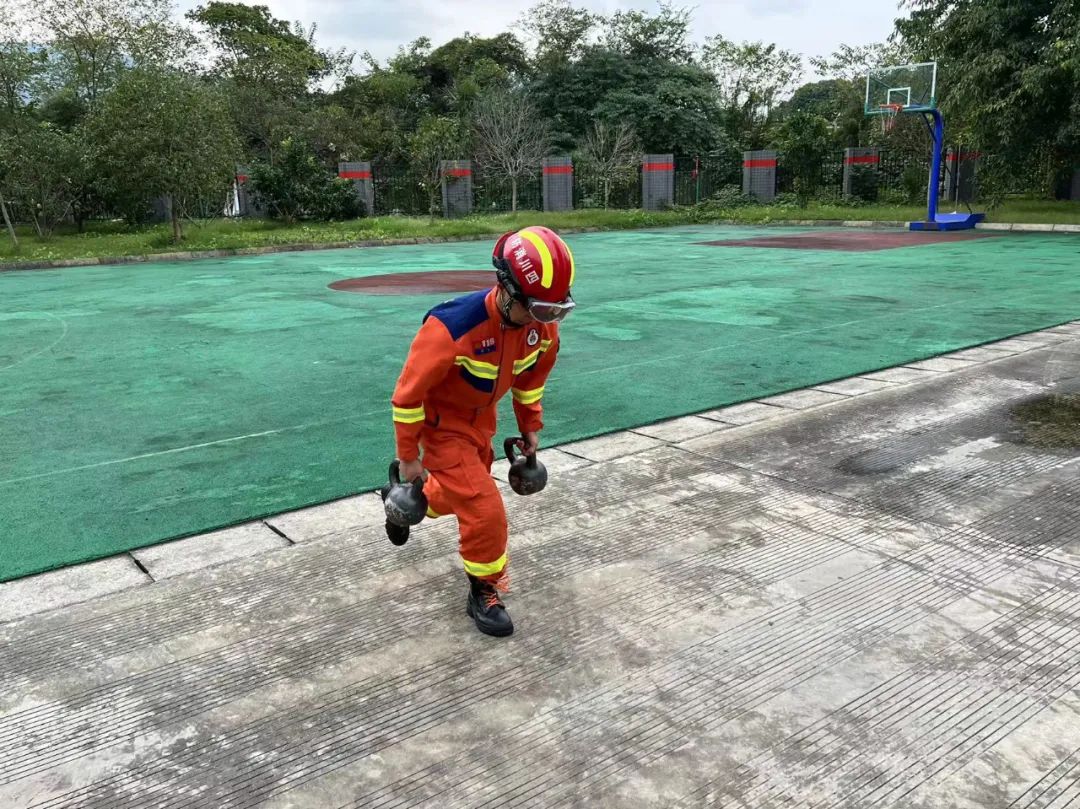 天津爆炸消防员视频_天津爆炸视频消防兵_天津大爆炸消防战士