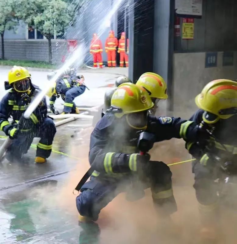 天津大爆炸消防战士_天津爆炸视频消防兵_天津爆炸消防员视频