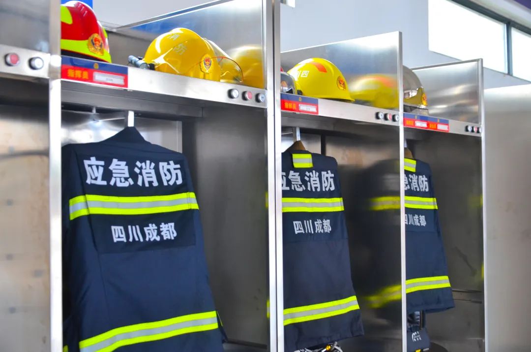 天津爆炸消防员视频_天津爆炸视频消防兵_天津大爆炸消防战士