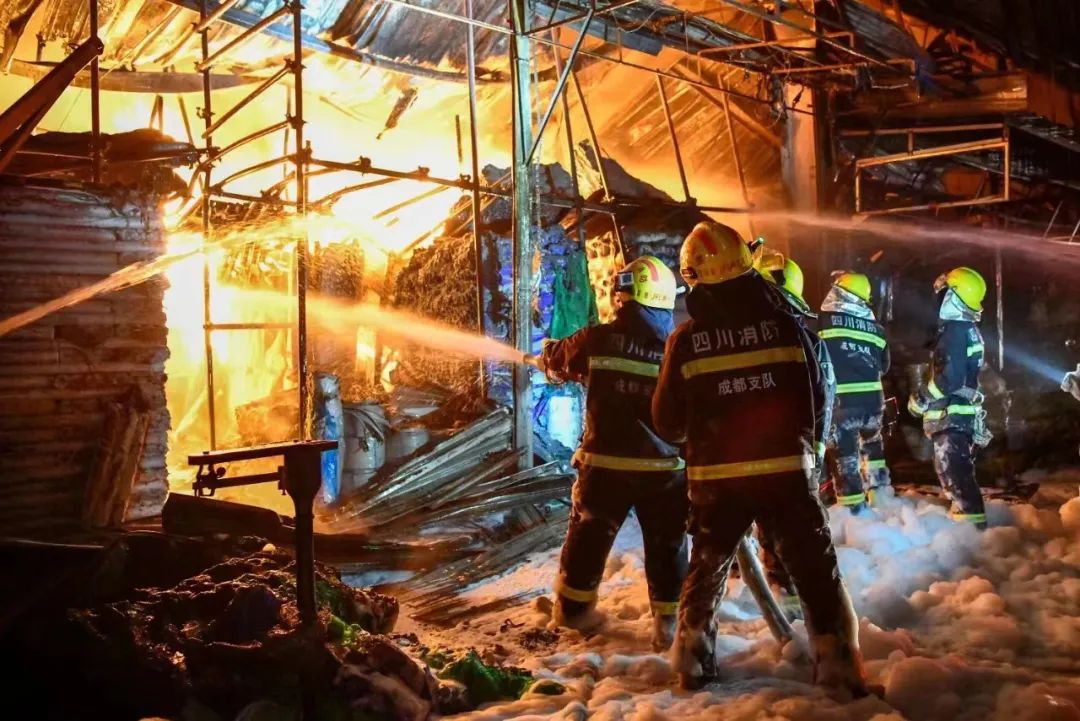 天津大爆炸消防战士_天津爆炸视频消防兵_天津爆炸消防员视频