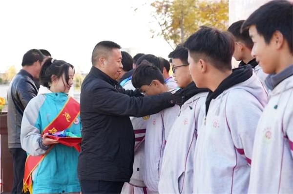 百舸争流齐奋进 榜样引领勇争先——灌南县第四中学举行期中考试总结暨表彰大会